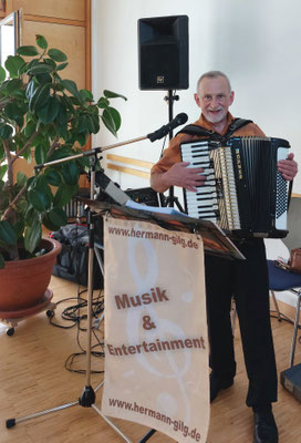 Mit kleiner PA unplugged mit Gesang