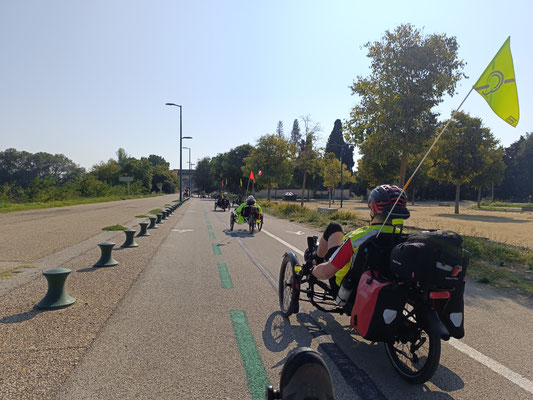 Piste cyclable entre St Rémy de Provence et St Etienne du Grès