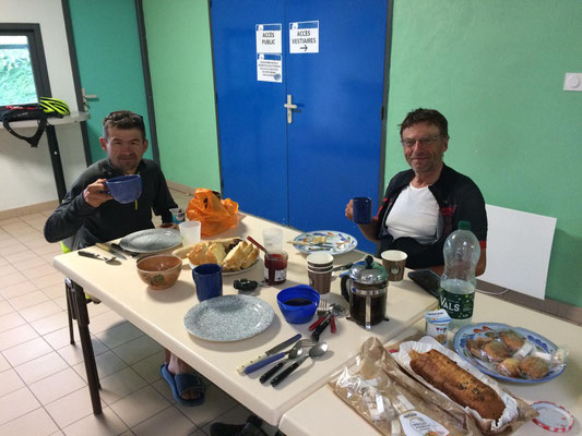 Rémi et Michael un bon petit déjeuner préparé par Nicolas