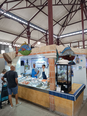 Le marché couvert de Mèze 