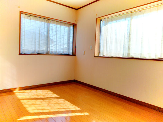 203号室　窓が二つに広々収納で使いやすいお部屋になっています。