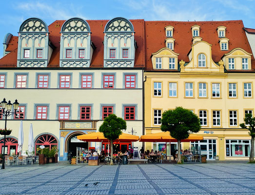 Bunte Häuser mit mehrgeschossigen Dachaufbauten 