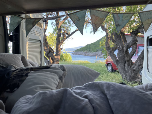 Blick aus dem Bett auf die felsige Küste 