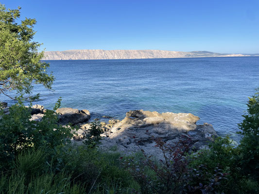 Leuchtend weiße Felsenküste von Krk in der Morgensonne