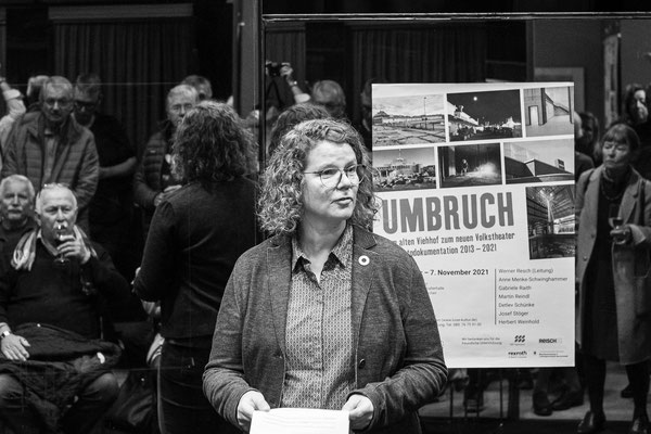 Stadträtin Marion Lüttig spricht das Grußwort der Landeshauptstadt München 