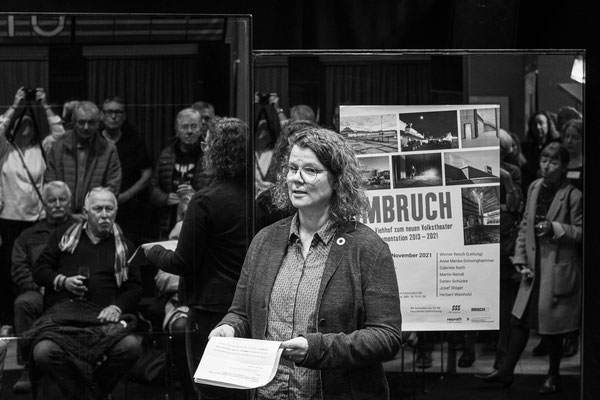 Stadträtin Marion Lüttig spricht das Grußwort der Landeshauptstadt München