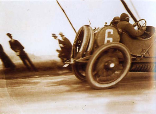 Lartique, Photo vom Grand Prix 1912 (Deformation der Radansichten unter v)