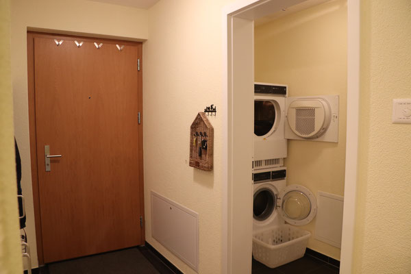 Eingangsbereich mit Garderobe und Waschraum