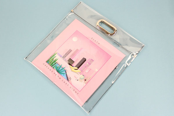 レコード(12”/LP)が楽々入るサイズです。