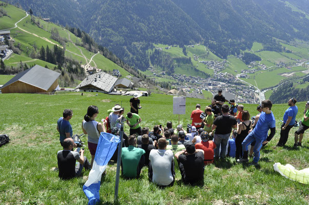 Paragliding Teilnehmer am Start Glaiten in St. Leonhard