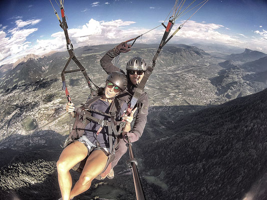 flieg mit Peter - Paragliding Tandemflug im Meranerland - im Hintergrund die Dolomiten