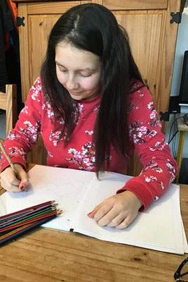 A 14 ans, Maëva dessine une collection de sacs à main