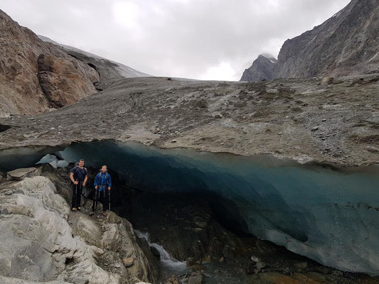 Gewaltige Unterspülung am Übergang auf den Gletscher