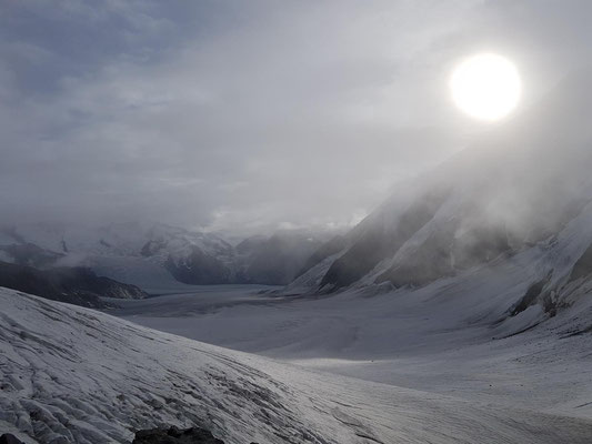 Am nächsten Morgen: Die auflockernde Wolkendecke über dem Aletschgletscher