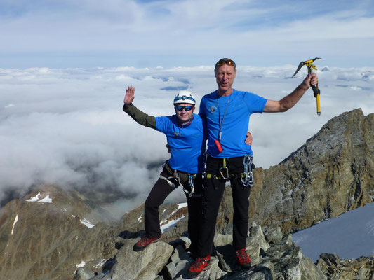 Nach 2015, wo der Aufstieg wegen schlechtem Wetter abgebrochen werden musste, hat es 2019 endlich geklappt. Wieder ein neuer 4000er auf unserer langen Liste. Sebastian Sedlmeier (links) und Torsten Puschmann (rechts)