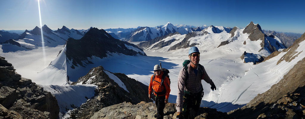 Gipfelpanorama vom Mönch: links fließt das Ewigschneefeld und rechts der Jungfraufirn ins Tal. Diese treffen am Konkordiaplatz auf den Aletschgletscher