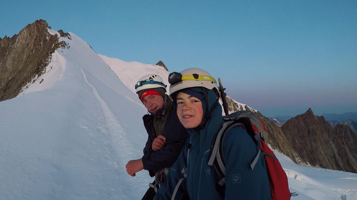 Julius Thöming und Sebastian Sedlmeier auf dem Nordostgrat kurz vorm Gipfel des Nadelhorns (4327m) links und weiter rechts das Stecknadelhorn (4241m)