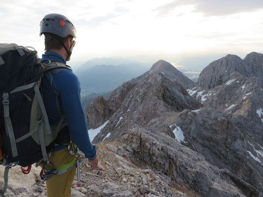 Blick auf das Tagesziel, die Alpspitze (mittig im Bild)