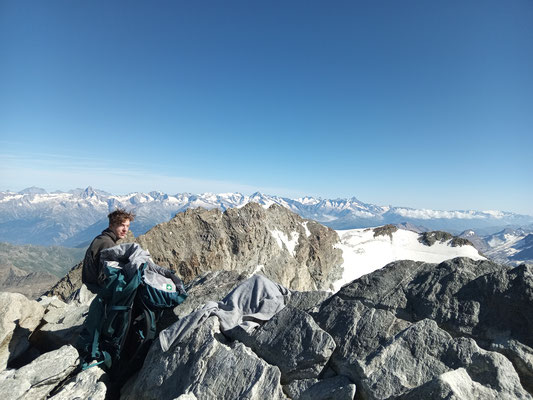 Auf dem Gipfel, hinter Lukas das Berner Oberland. Ganz rechts der Galenstock. Unser letztes Ziel.