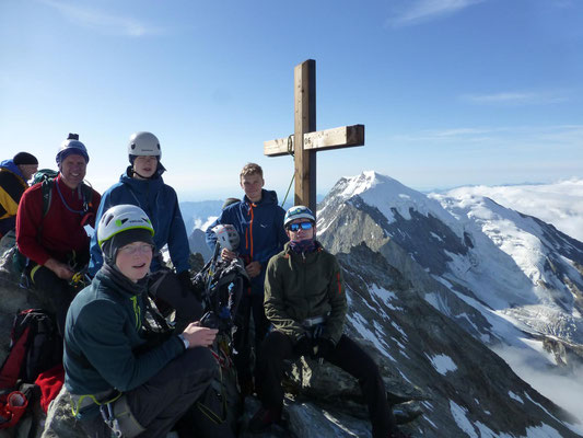 Unsere Gruppe auf dem Lagginhorn - im Hintergrund der Weissmies 4017m, hatten wir am Vortag überschritten, von hinten von der Almageller Hütte über den Südgrat und dann über die Westschulter (rechts) zur Weissmieshütte abgestiegen.