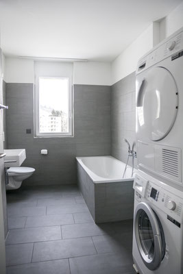 Zwei Tageslicht-Badezimmer in der Wohnung (Badewanne/WC, Dusche/WC) und Waschturm