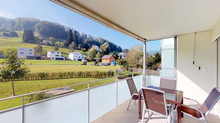 Ausblick vom grossen, gedeckten Balkon nach Südwesten