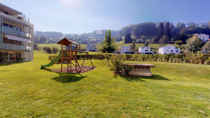 Zur Liegenschaft gehörender Spielplatz