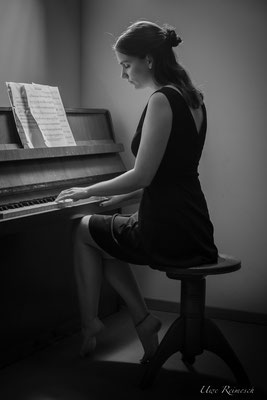 piano girl
