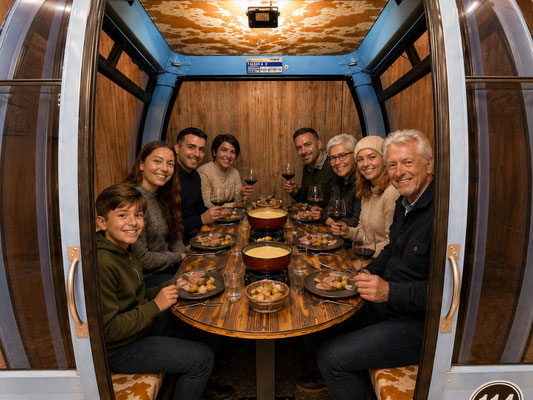 télécabine CWA bleu 8 places aménagée pour manger sur terrasse en hiver avec un thème décoration montagne