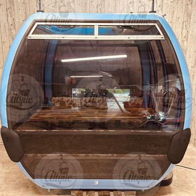 télécabine CWA bleu 8 places aménagée pour manger sur terrasse en hiver avec un thème décoration montagne
