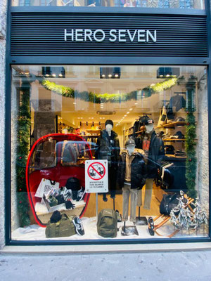 location fauteuil demi cabine télécabine oeuf dans vitrine magasin noel thème montagne