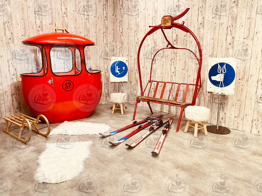 Location Pack Altipic avec télécabine cabine oeuf de ski rouge noir 2 places + télésiège rond 2 places et accessoires décoration thème ski neige montagne l'hiver