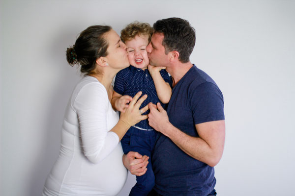 Schwangerschaft| Familie| Home Shooting| kuscheln| küssen| lachen| Greifswald| Hendrikje Richert Fotografie 