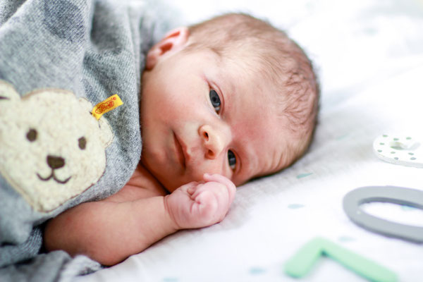 Familie| Newborn Shooting| Baby| Neugeborenes| Kuscheldecke| Namensbuchstaben| Home Shooting| Hendrikje Richert Fotografie