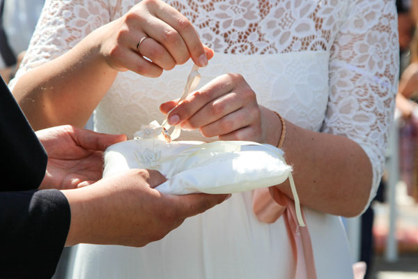 Die Hochzeit von Caro und Marcel auf dem Trausteg in Feldberg| Trauung| Wedding| Braut| Bräutigam| Ehe| Ehering| Fliege| Blumen| Lächeln| Mecklenburg- Vorpommern| Neubrandenburg| Greifswald| Hendrikje Richert Fotografie 