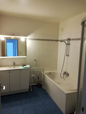 VUE SUR SALLE DE BAINS AVANT TRAVAUX