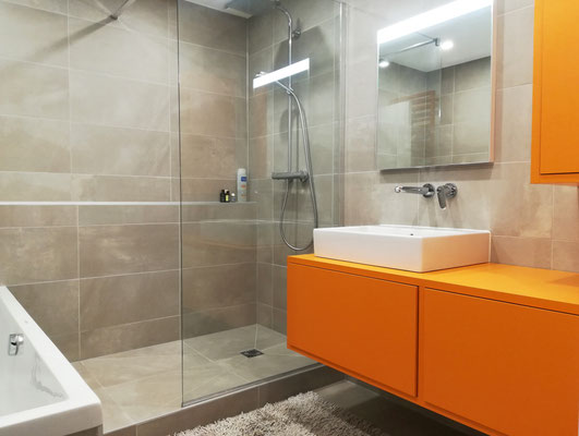 SALLE DE BAINS ORANGE ET GRIS