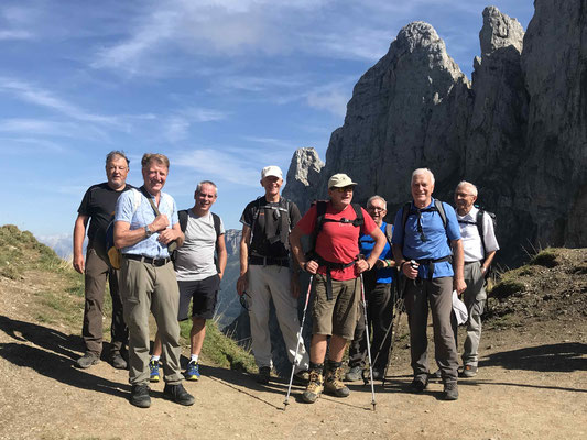 Zeit für ein Gruppenfoto auf dem Widderalpsattel.