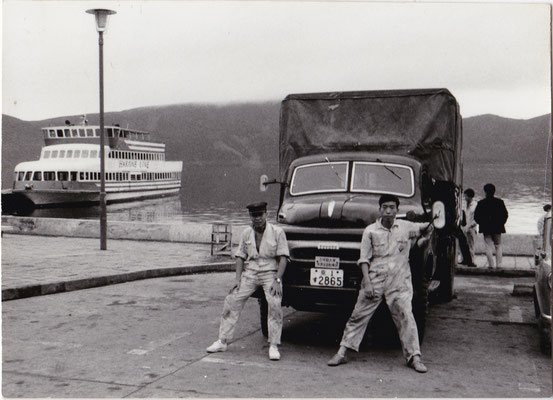 立命館大学自動車部東京遠征時の１コマ　芦ノ湖にて１９６１年６月後ろのトラックは１９５４年式トヨタＦＡ型トラック。荷台は３方向が木製の座席となっていて自動車部員や体育会各部のクラブ員や応援団員などを輸送できるようになっている。