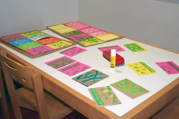 impression des tampons sur des cartes btistol colorées.