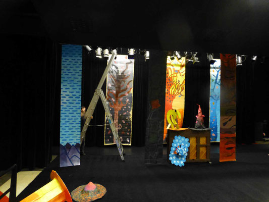 Montage du décors, chapeaux réalisés en ateliers