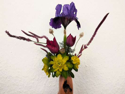 Vase Korkenzieherhasel mit Blumen