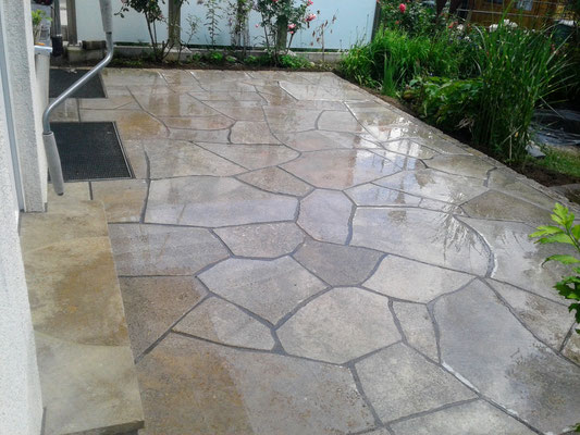 Terasse mit Muschelkalk-Polygonalplatten