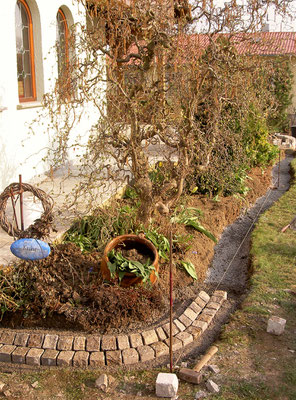 Beeteinfassung aus Muschelkalkpflaster