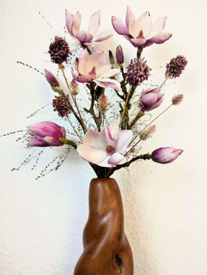 Vase alteBirne mit Magnolie