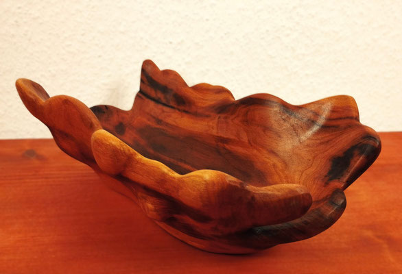 Schale aus Zwetschgenholz