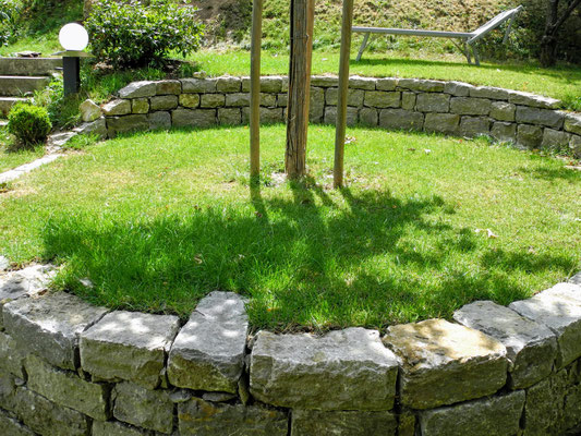 Sitzplatz Apfelbaum/Trockenmauern Muschelkalk