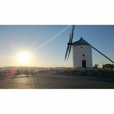 Molino de viento con el sol 