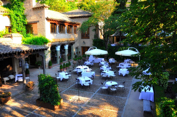 La terrasse vue sur les jardins de l'hôtel