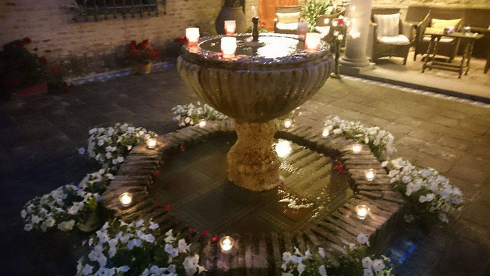 Le patio de nuit inondé de bougies 